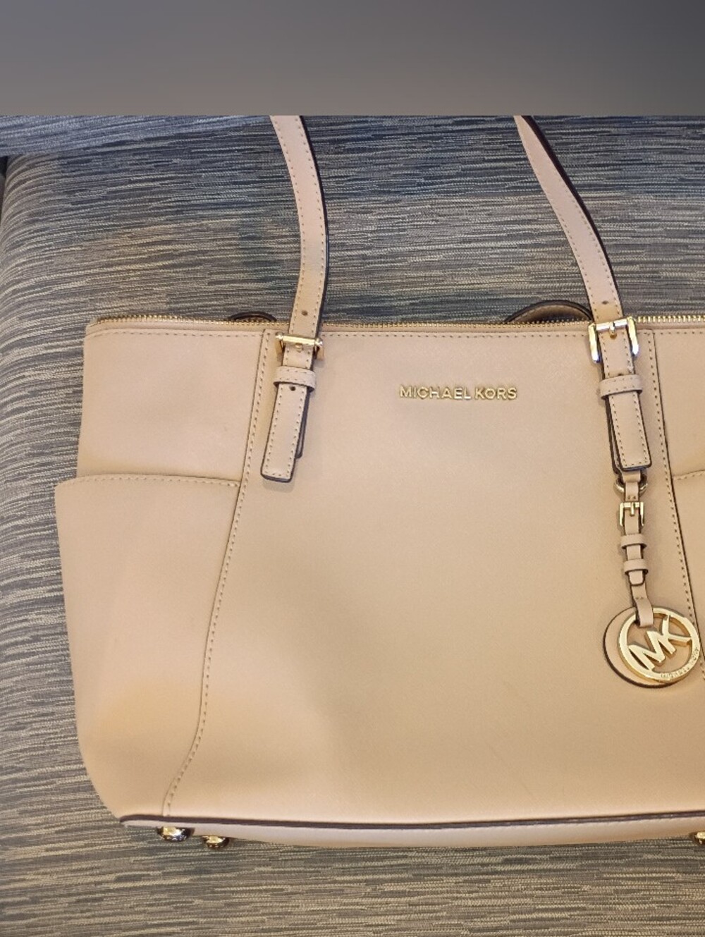 Michael Kors Beige Saffiano Leather Tote with Gold Logo charm. READ NOTE BELOW - Picture 5 of 10